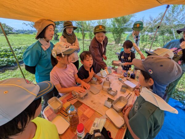 農園で、草取りとポップコーンづくり　ビーバー隊