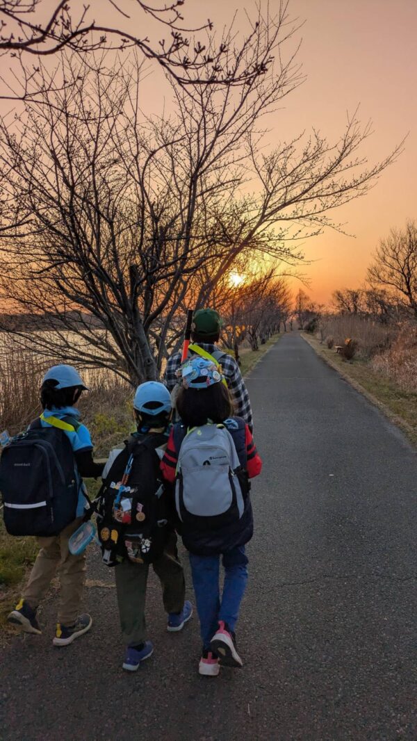 夕焼け空の下、親子で歩む道。　ビーバー隊